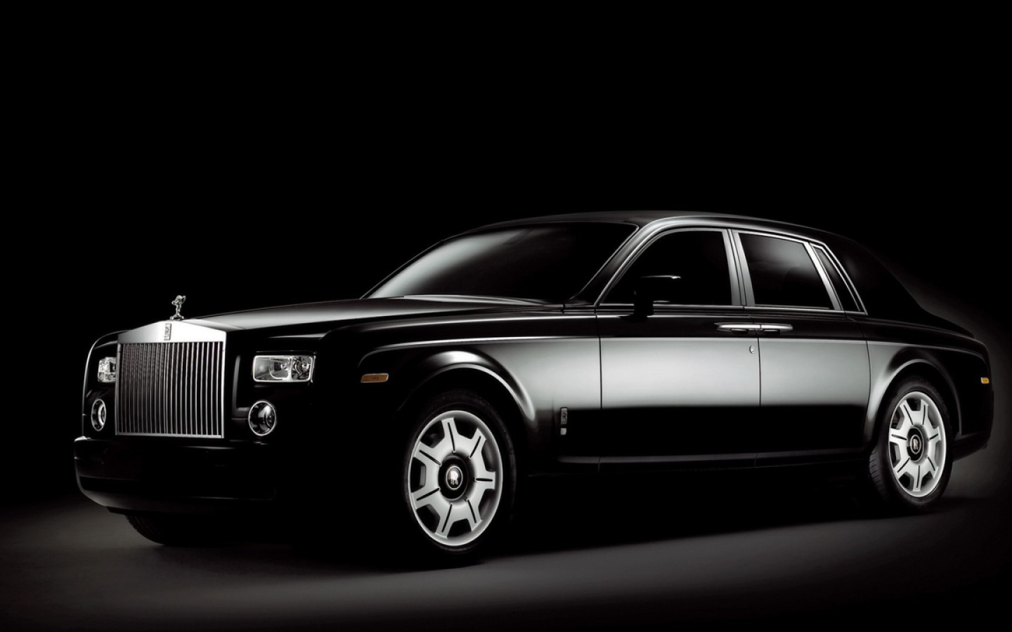 Черный Rolls-Royce Phantom на черном фоне