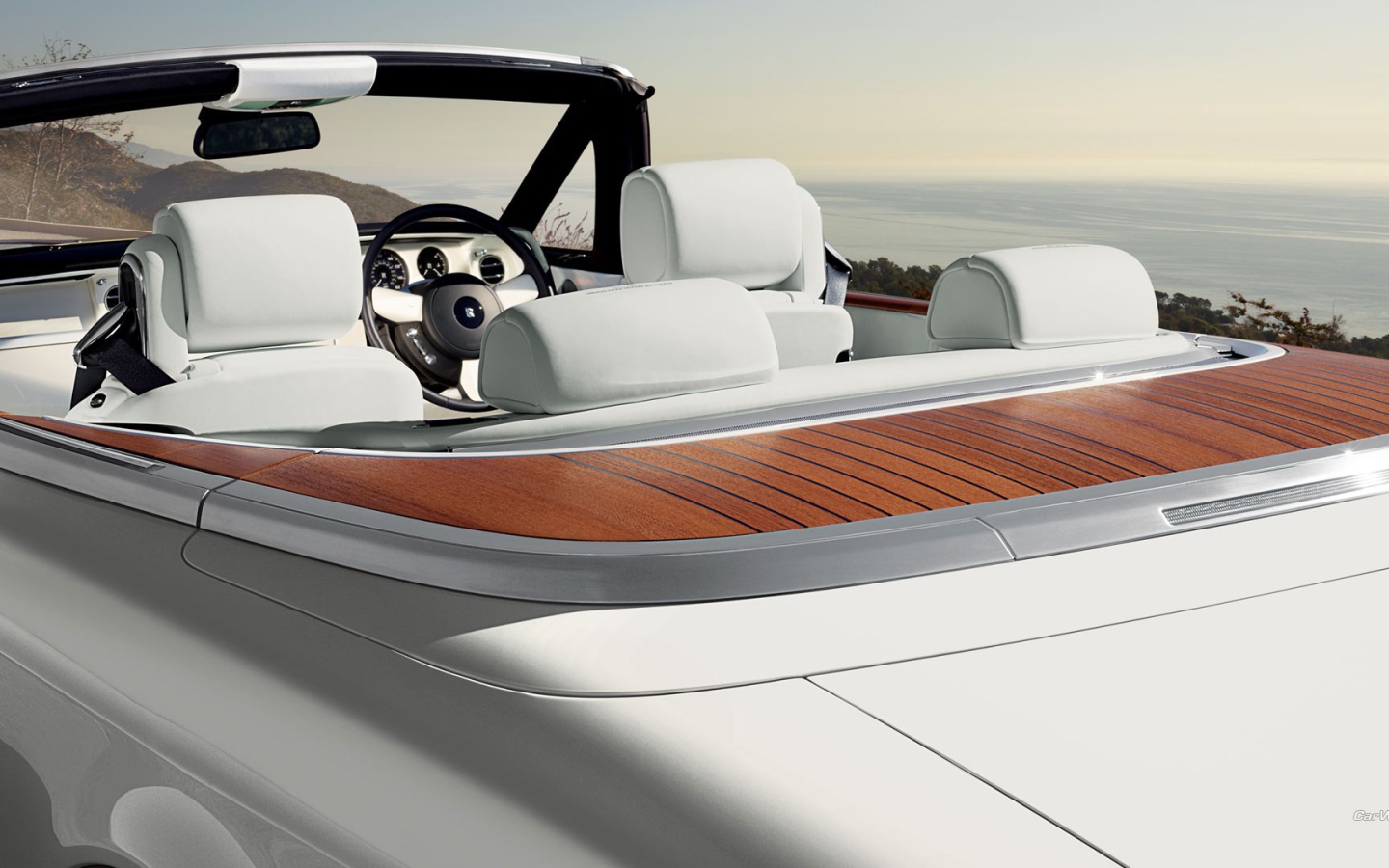 Белый салон кабриолета Rolls-Royce Phantom