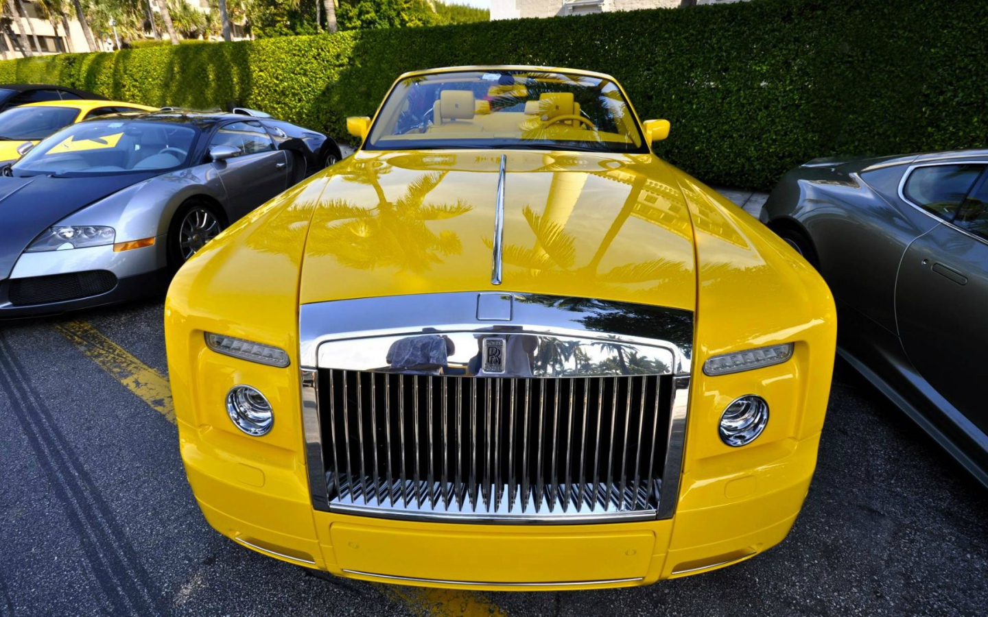 Желтый Rolls-Royce Phantom