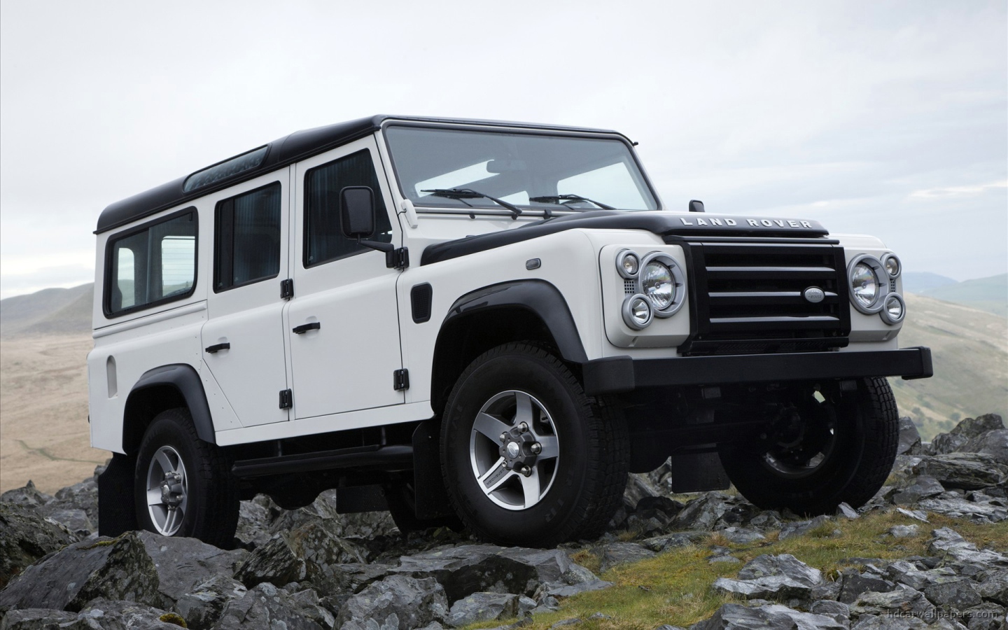 Белый внедорожник Land Rover в горах