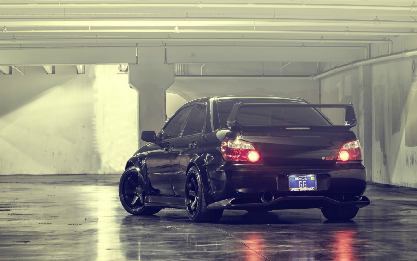 Subaru Impreza STI на стоянке