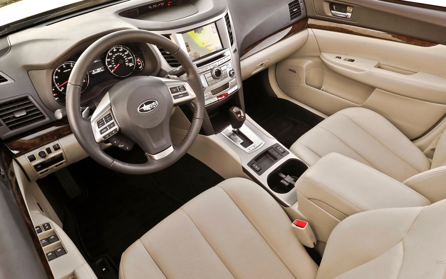 Белый салон Subaru Legacy