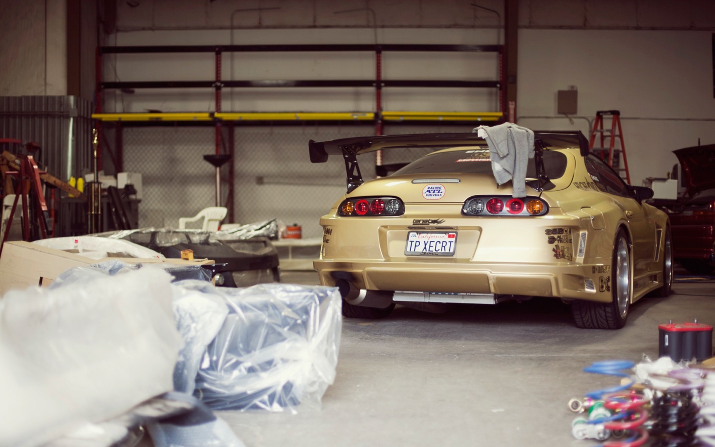 Коричневая Toyota Supra MK4 в гараже