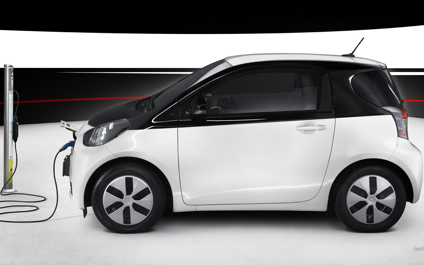 Зарядка электрического авто Toyota IQ