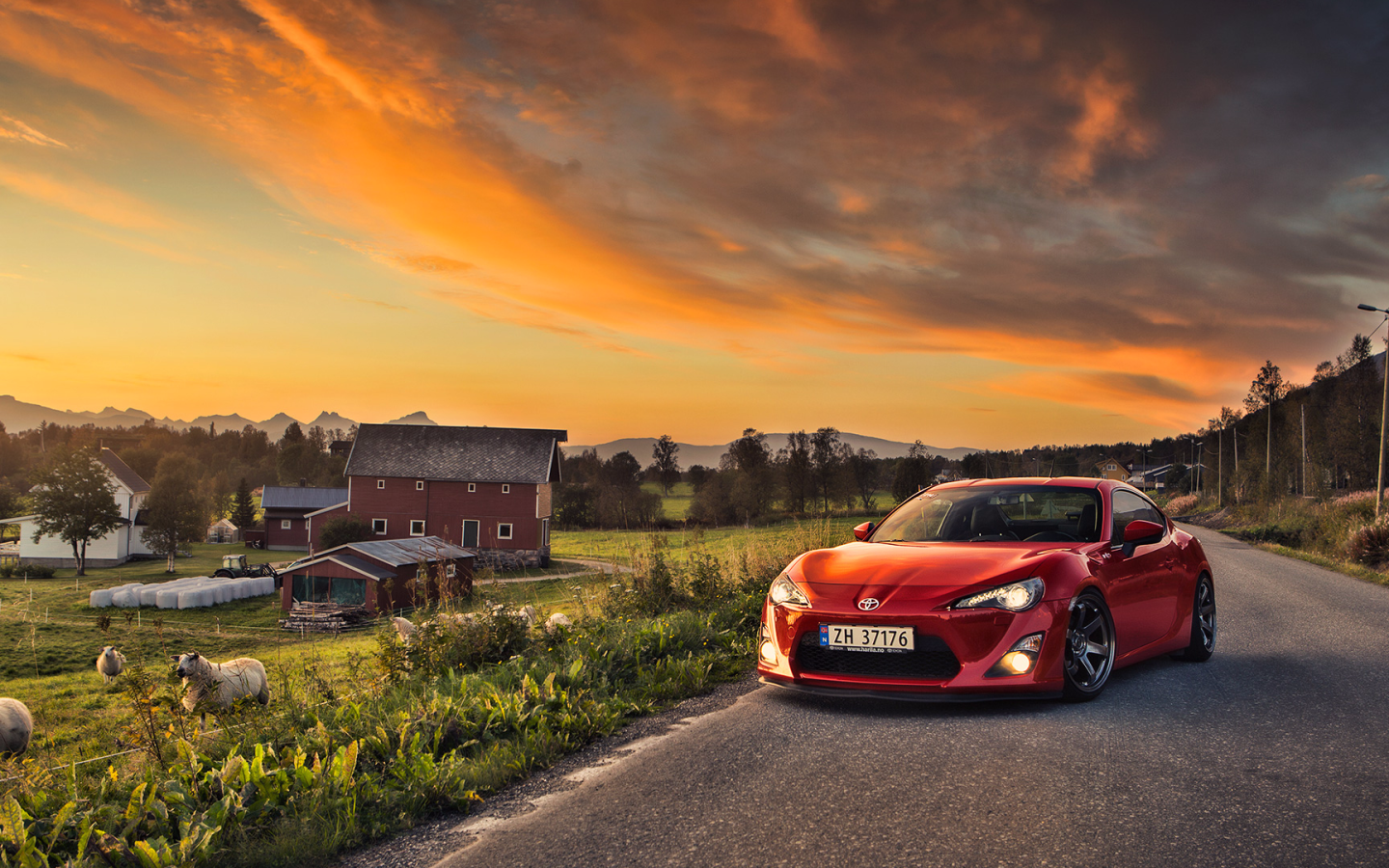 Красная Toyota GT86 на сельском шоссе