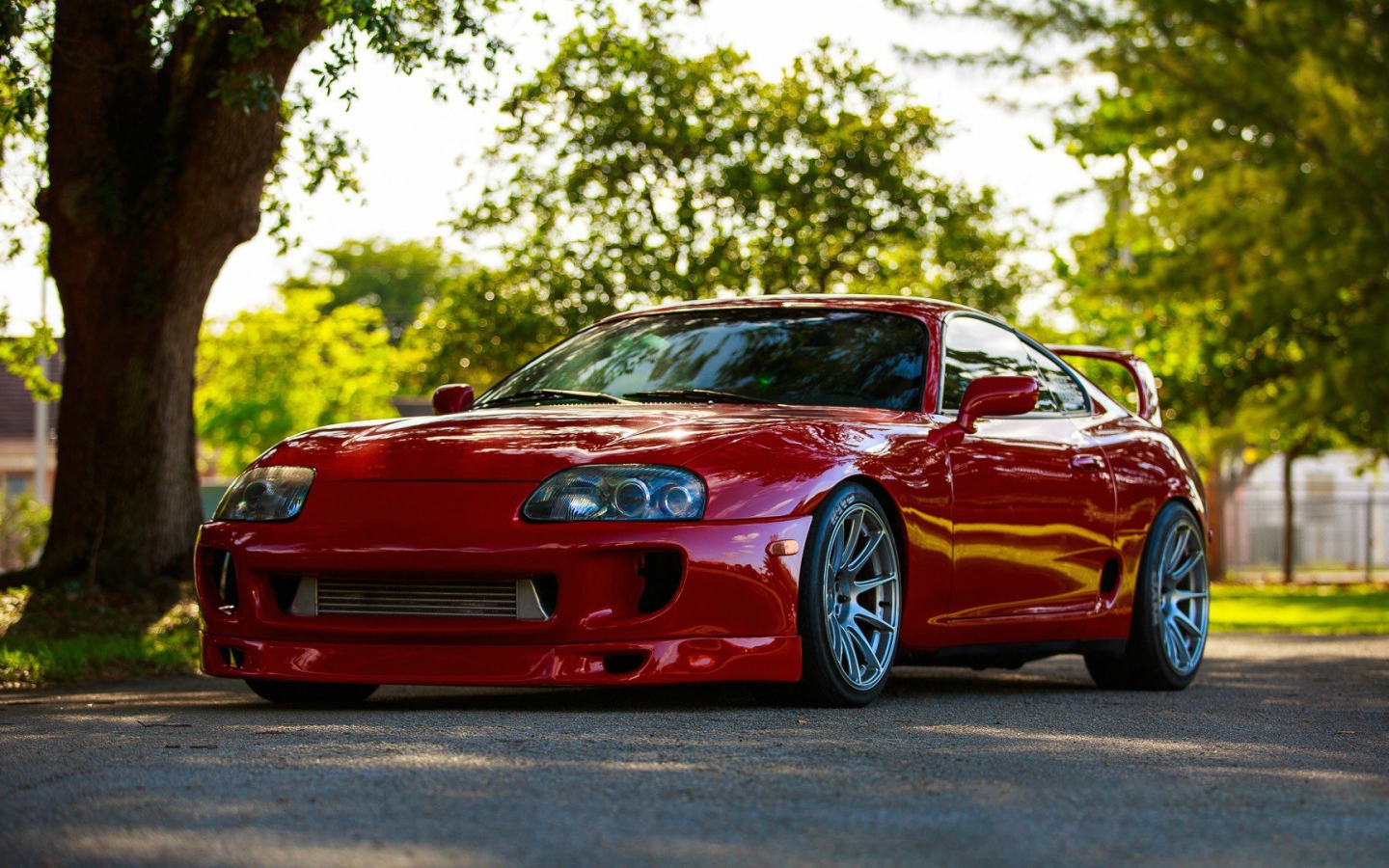 Красная Toyota Supra