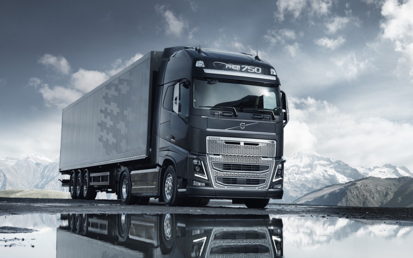 Черно белое фото тягача Volvo