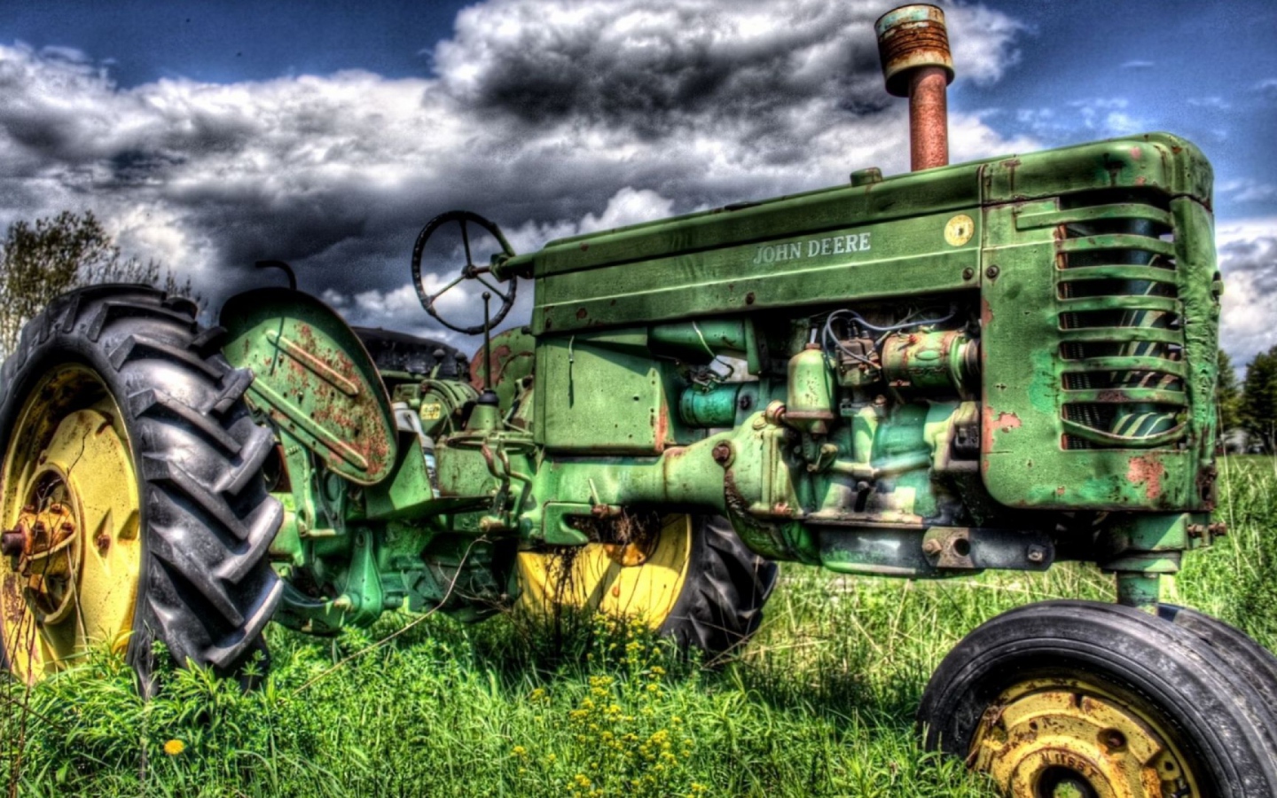 Зеленый трактор в поле
