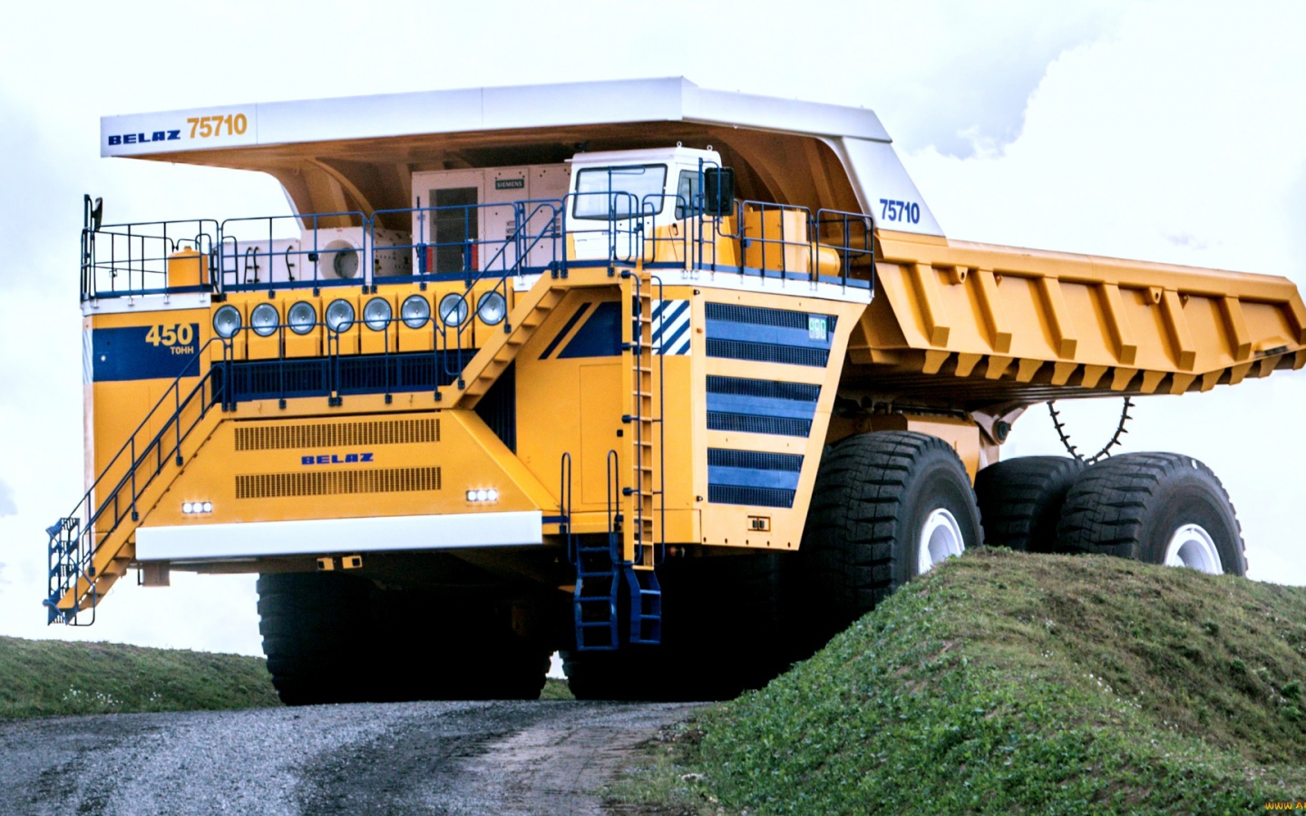 Самосвал для работы в карьерах