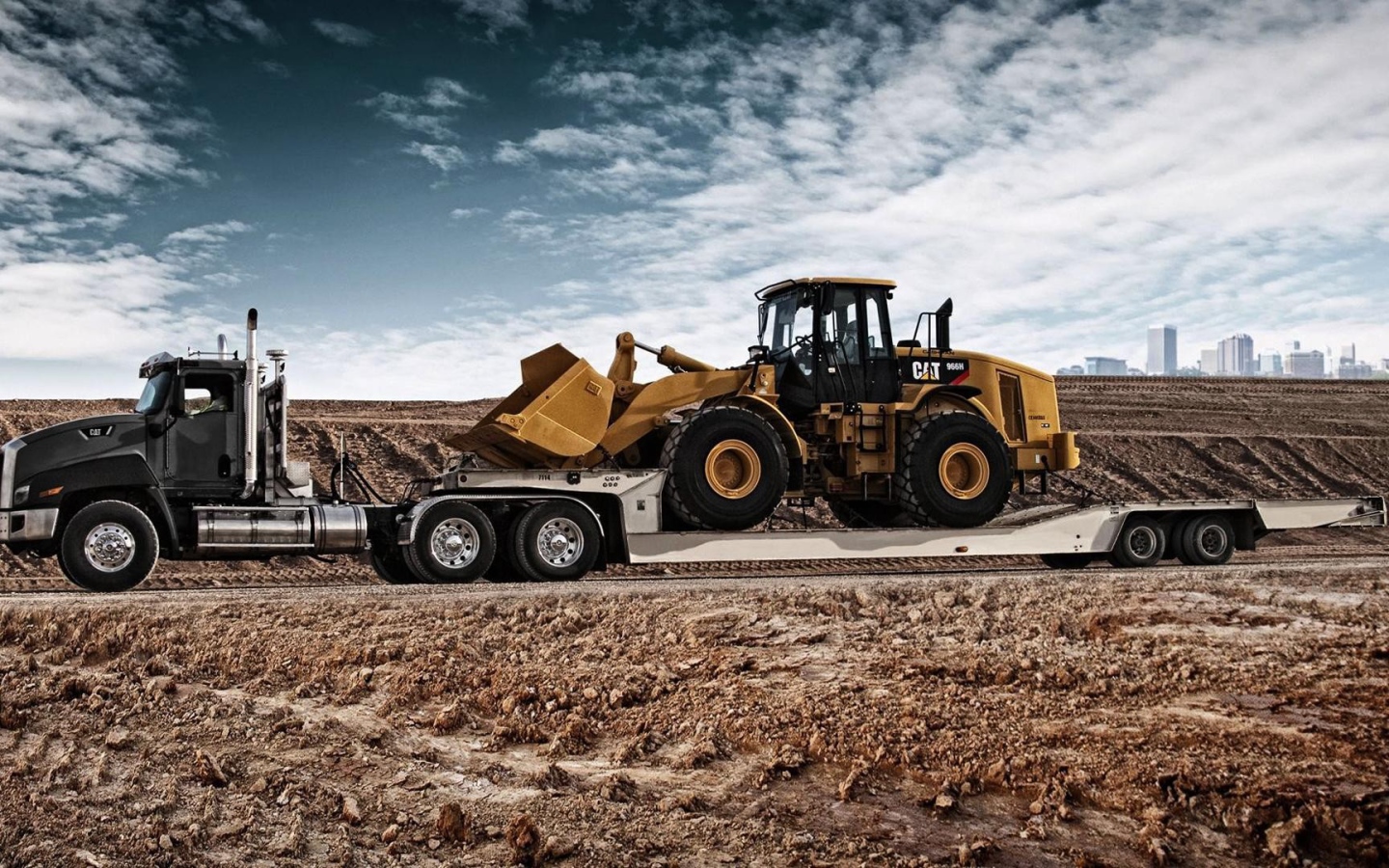 Перевозка трактора на тягаче