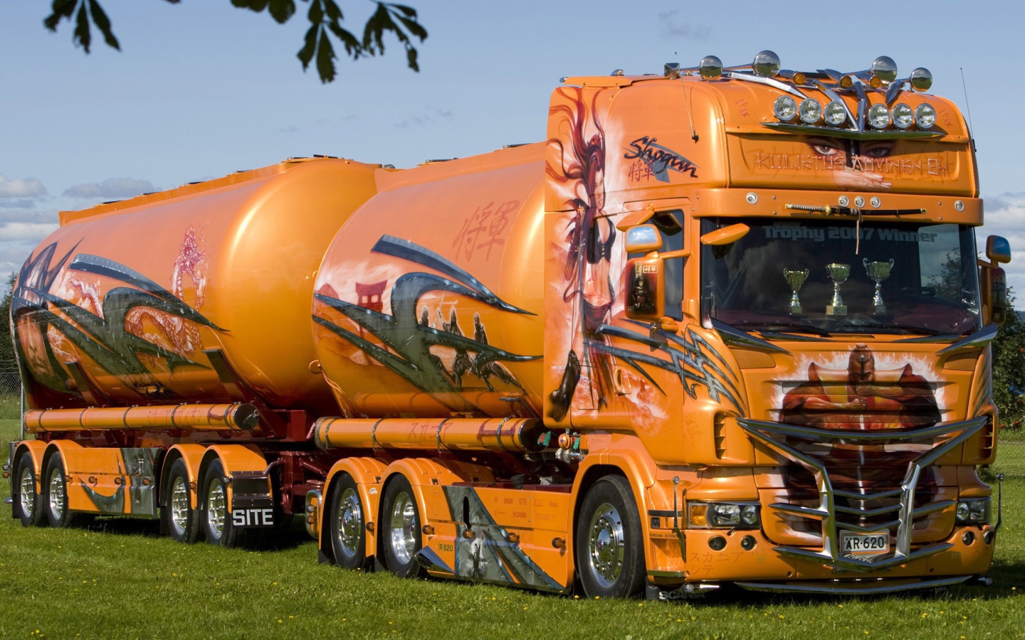 Грузовой автомобиль с цистернами