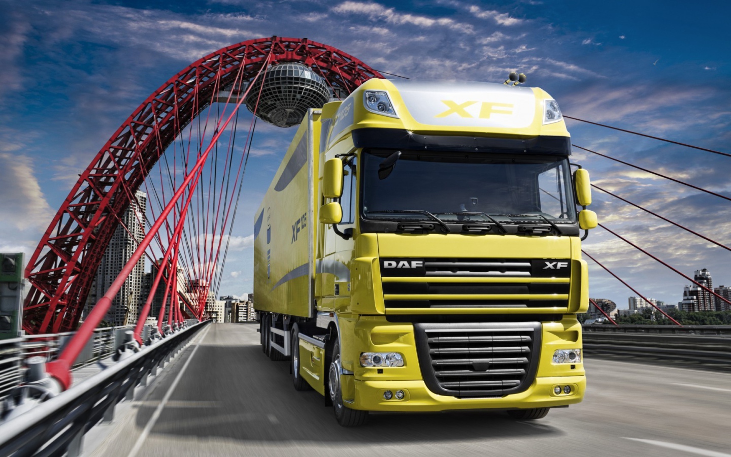 Желтый грузовик ДАФ на мосту