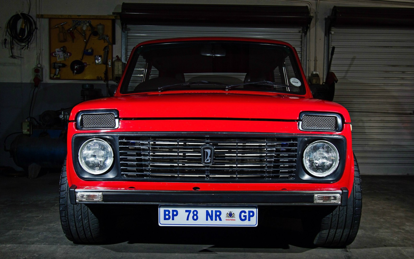 Красная Lada Niva