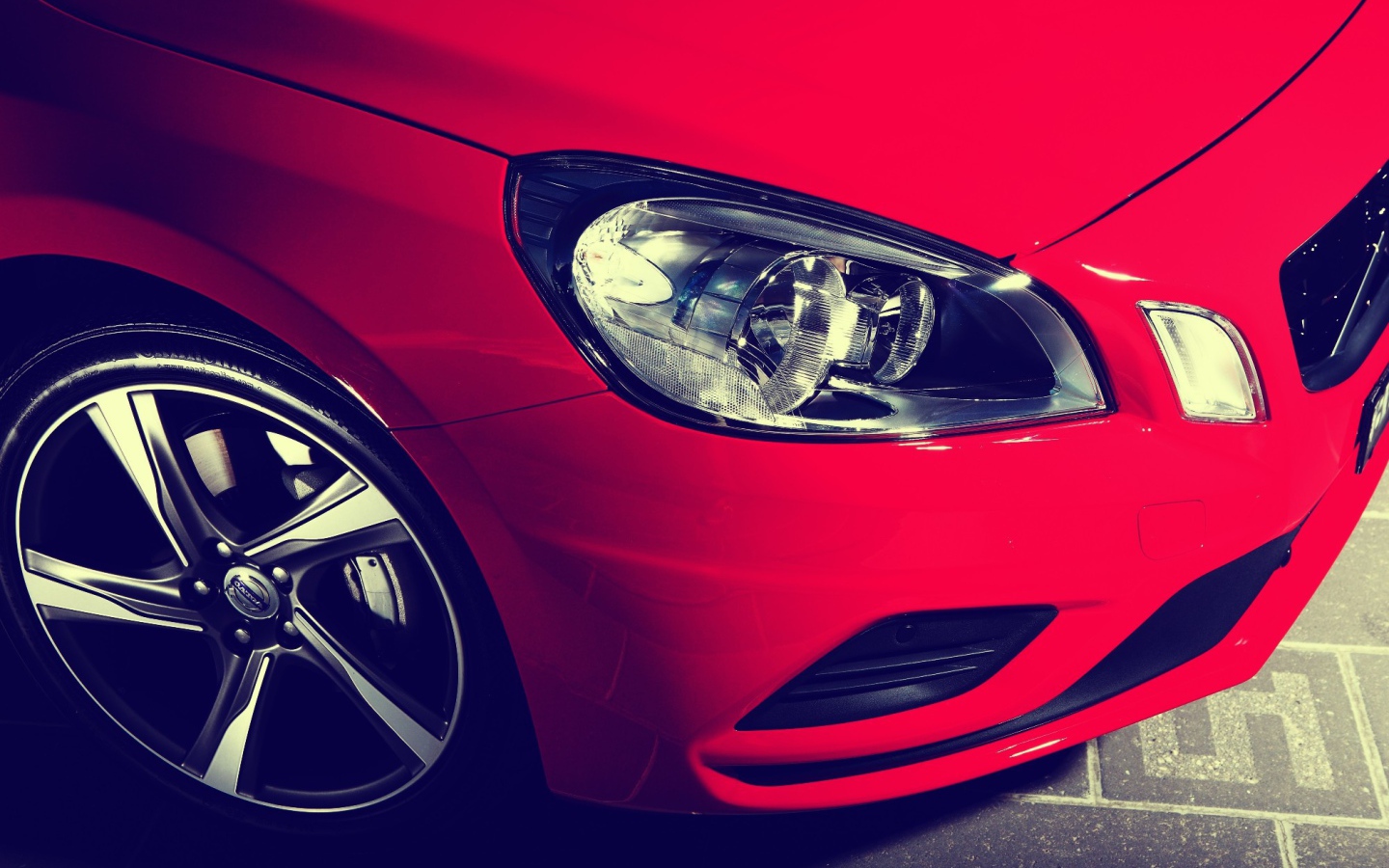 Фары красного авто Volvo