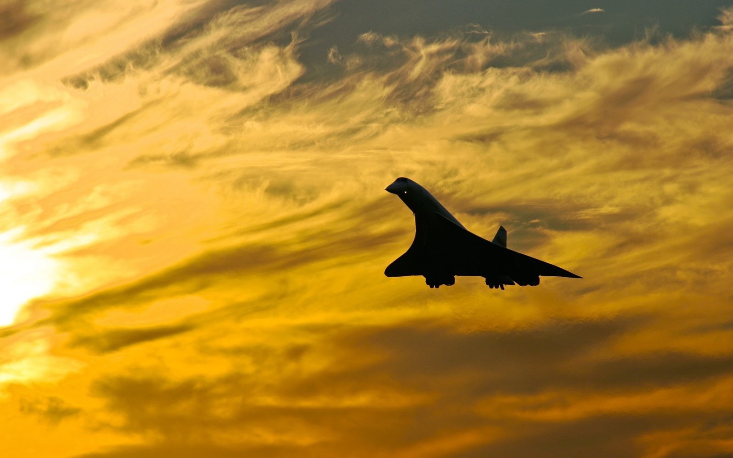 Конкорд на фоне желтых облаков