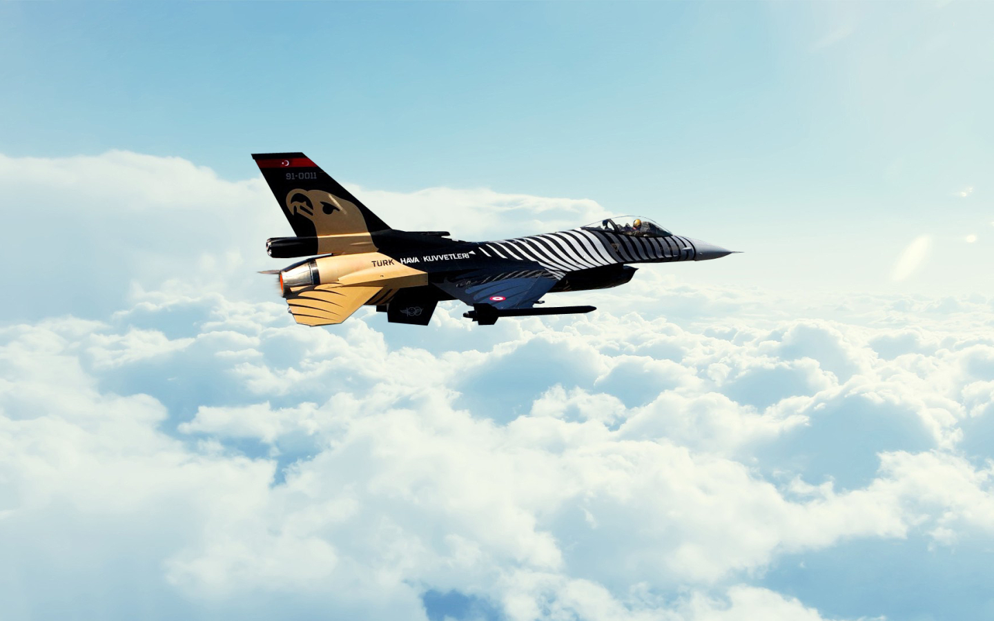 Истребитель F-16 ВВС Турции над облаками