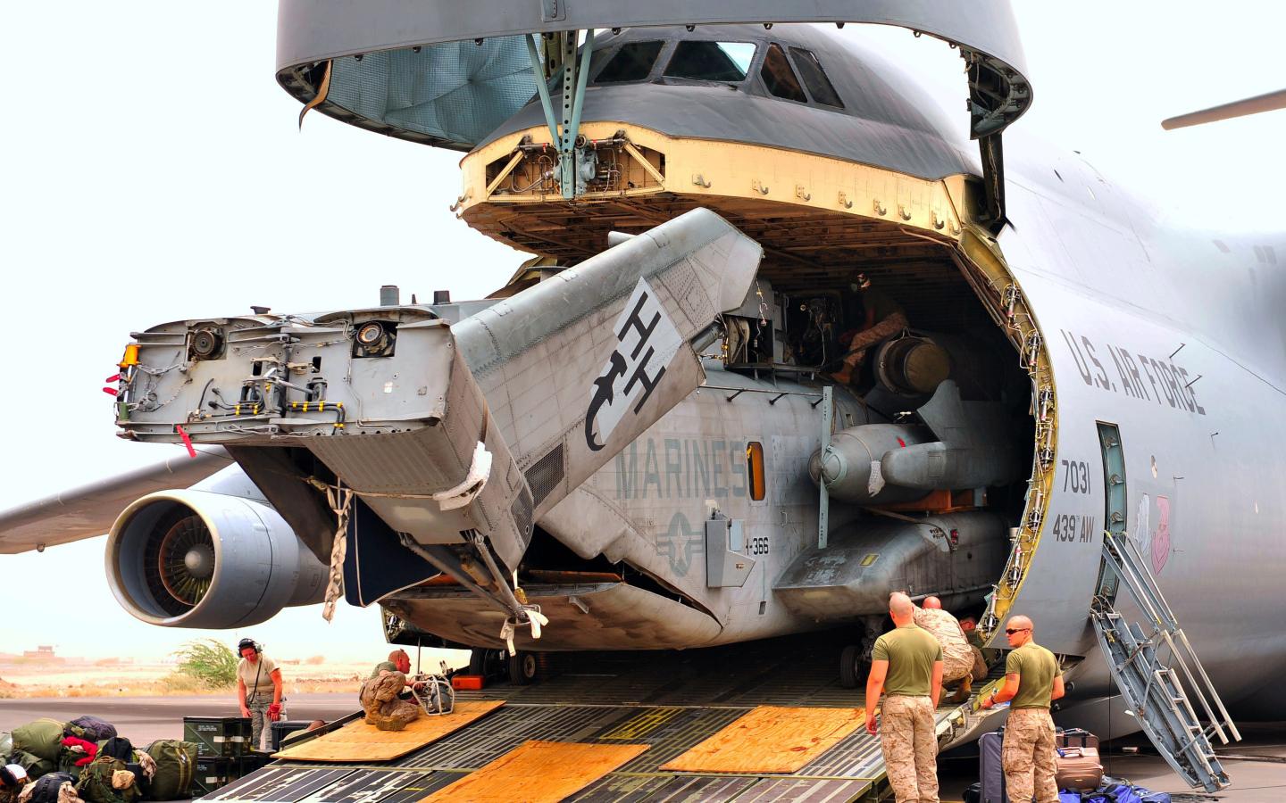 Погрузка самолета