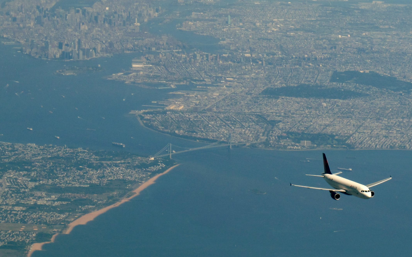 Мегаполис под крыльями пассажирского самолета