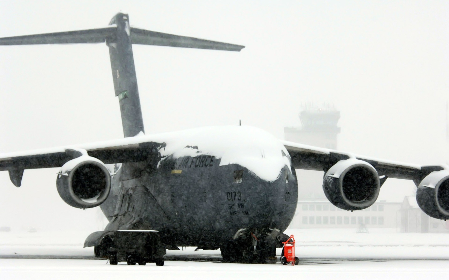 Военно транспортный самолет C-17 Globmaster замело снегом