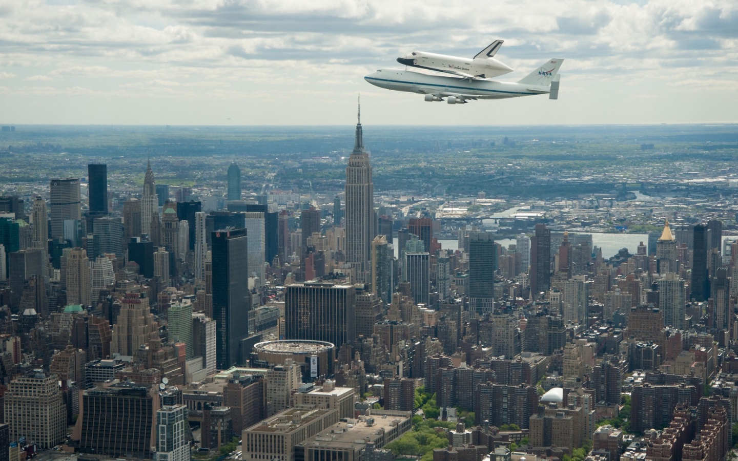 Самолет НАСА над мегаполисом