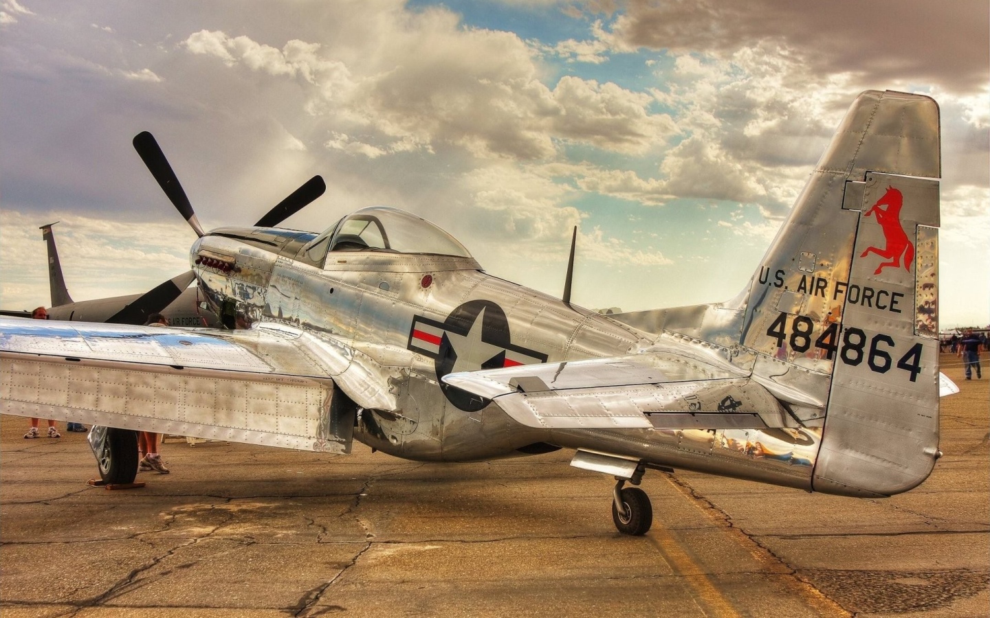 Старый самолет P-51 Mustang американских ВВС