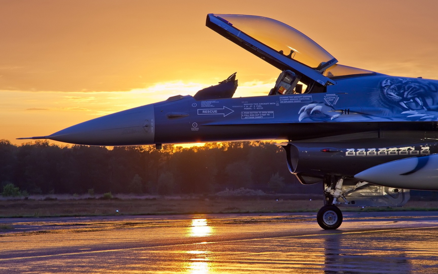 Открытая кабина военного самолета