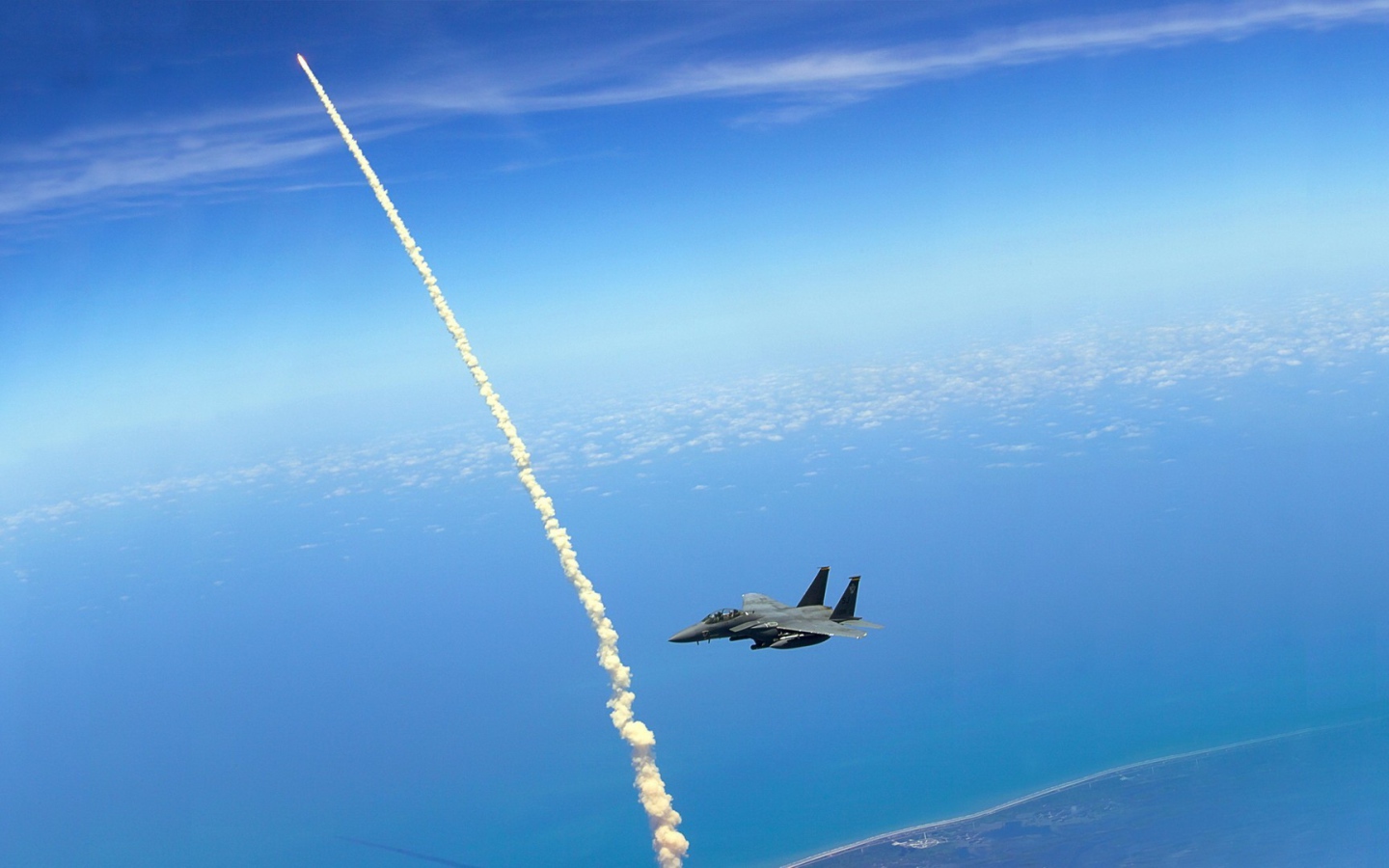 Ракета промахнулась мимо военного самолета