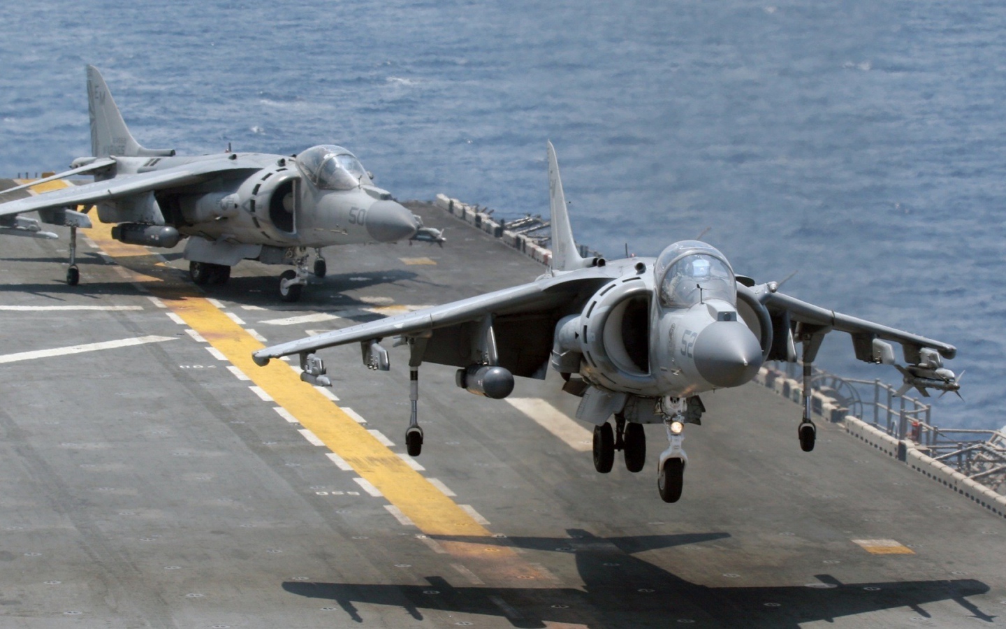 Два истребителя готовятся к старту с авианосца