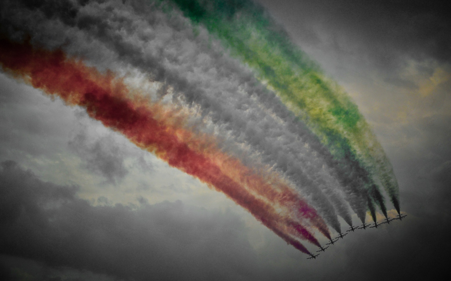 Густой красочный дым от самолетов