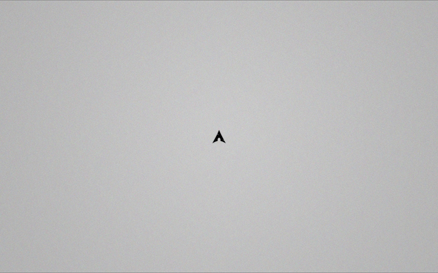 Маленький черный треугольник на сером фоне