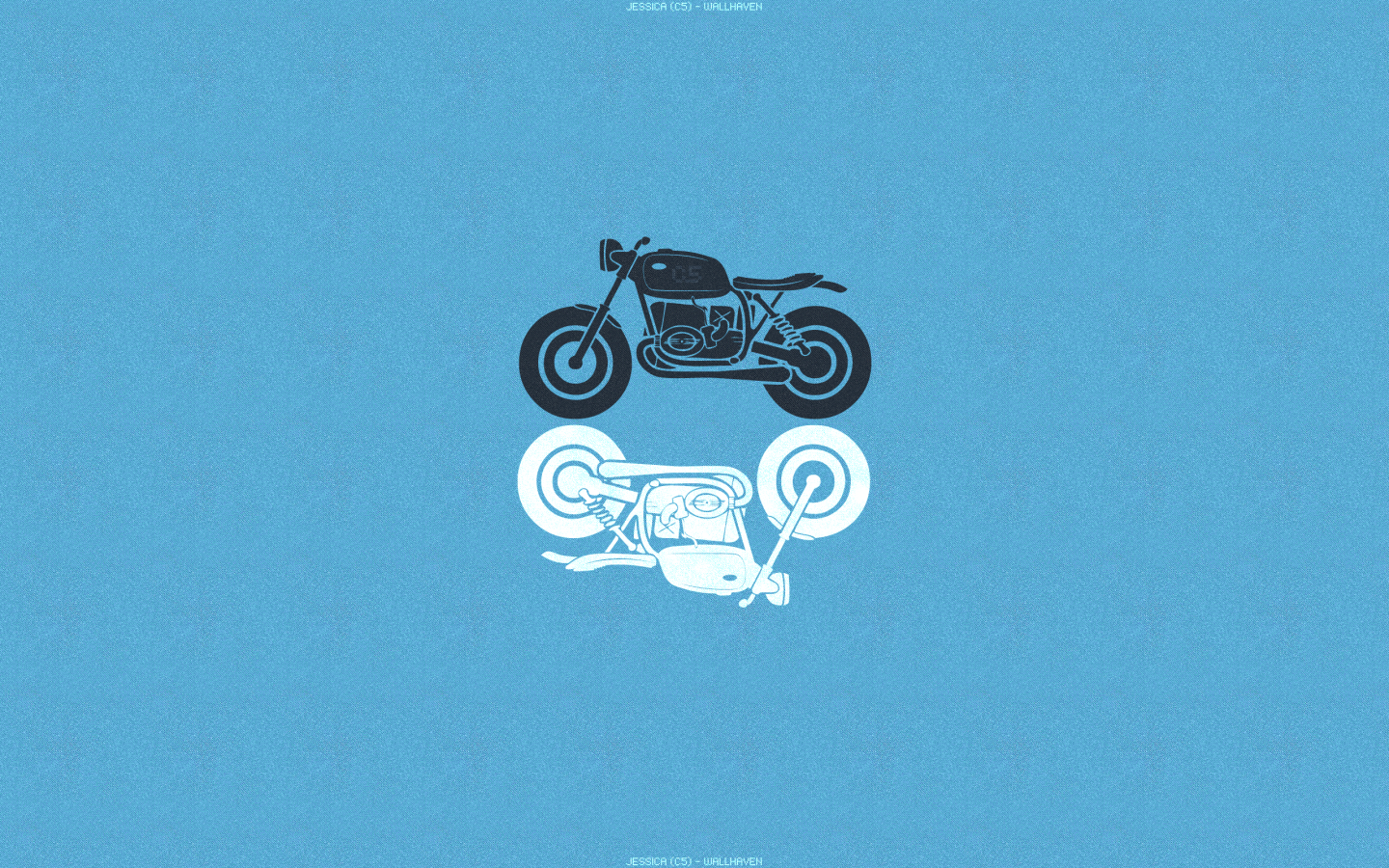 Черный и белый мотоциклы, голубой фон