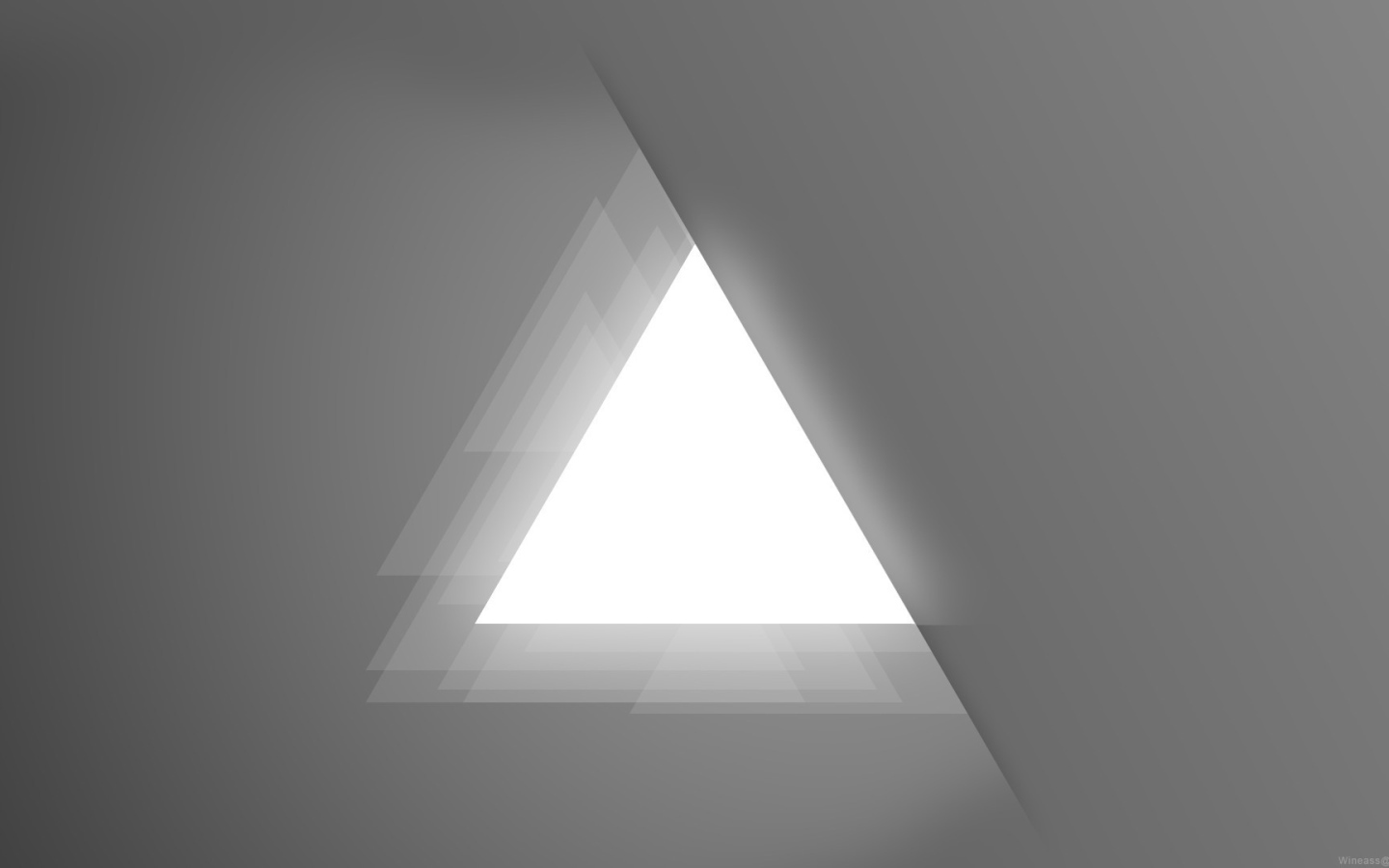 Светлый треугольник, серый фон