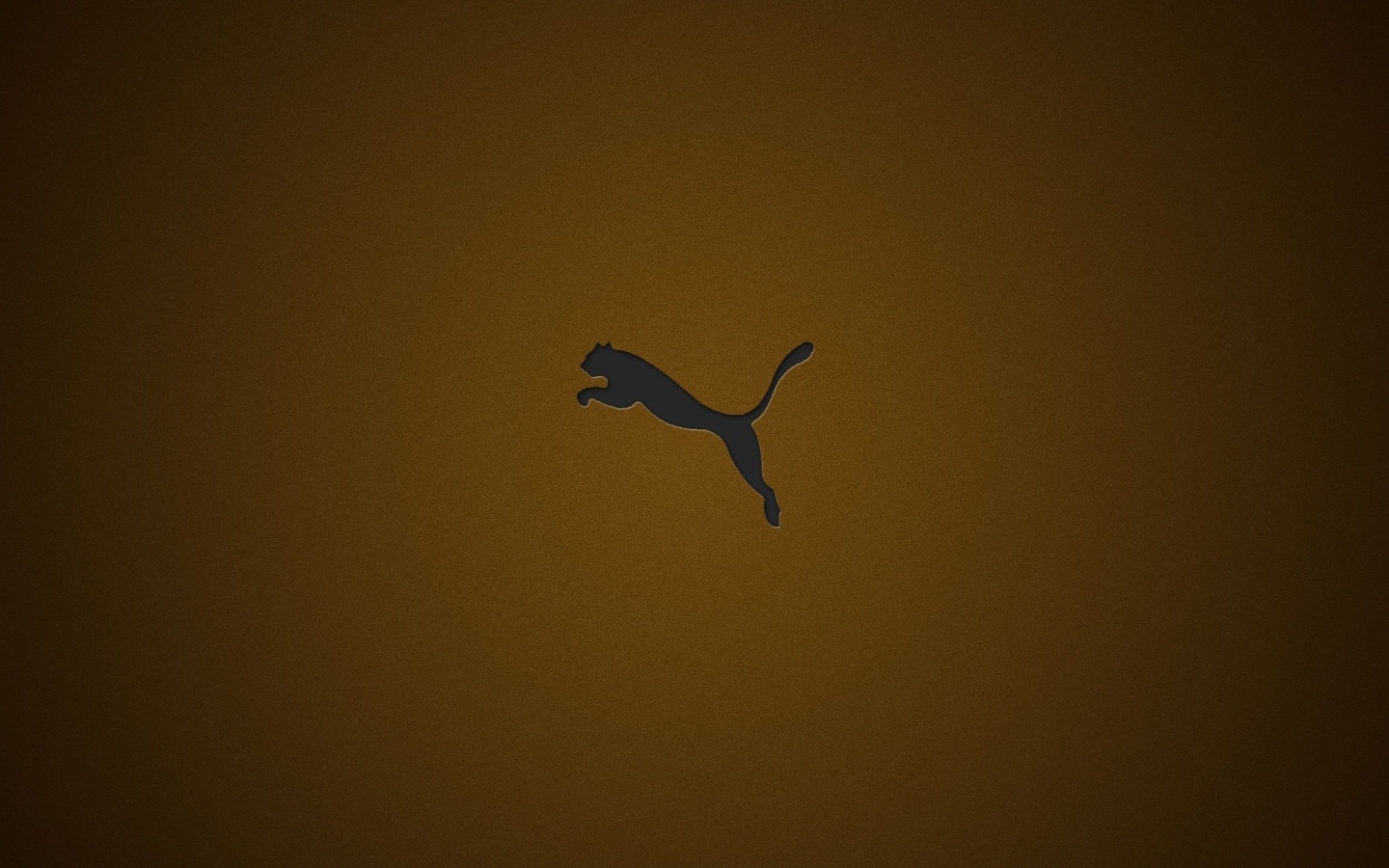 Логотип фирмы Пума на коричневом фоне