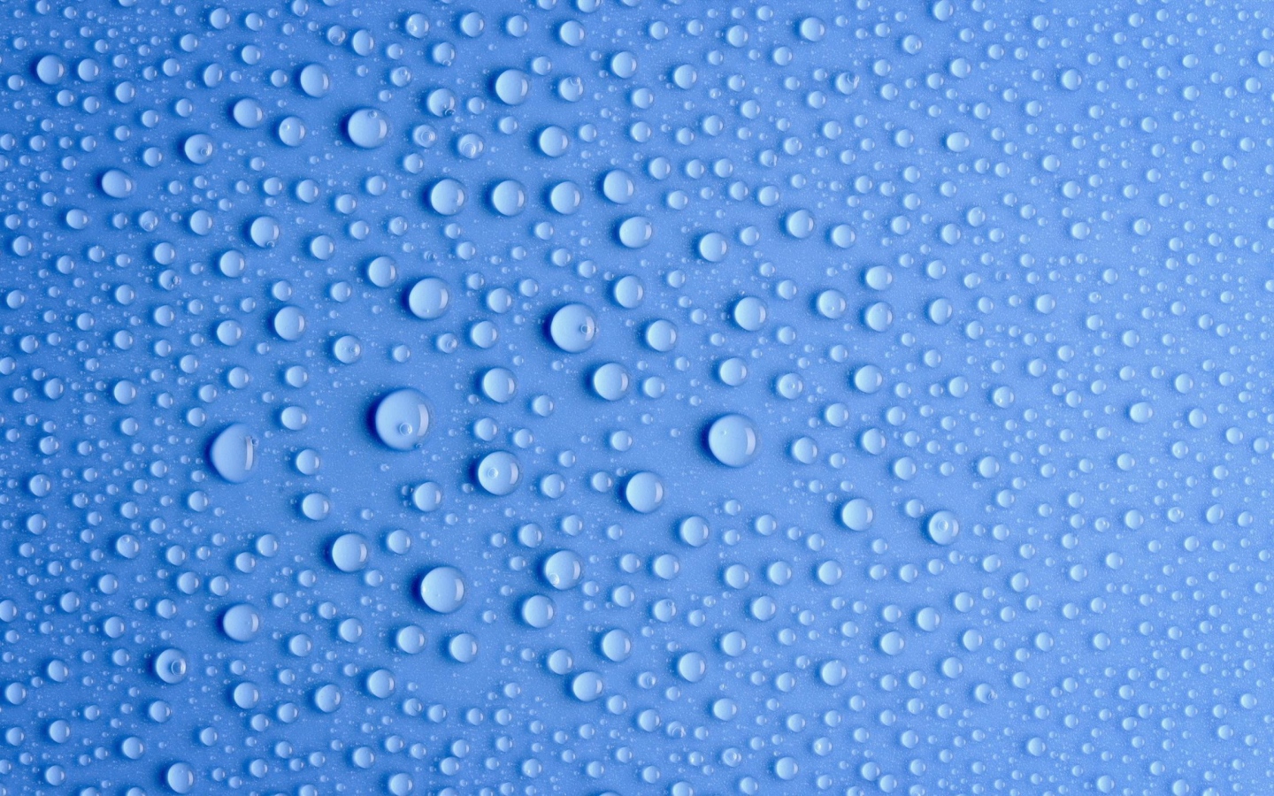 Конденсат на голубом фоне