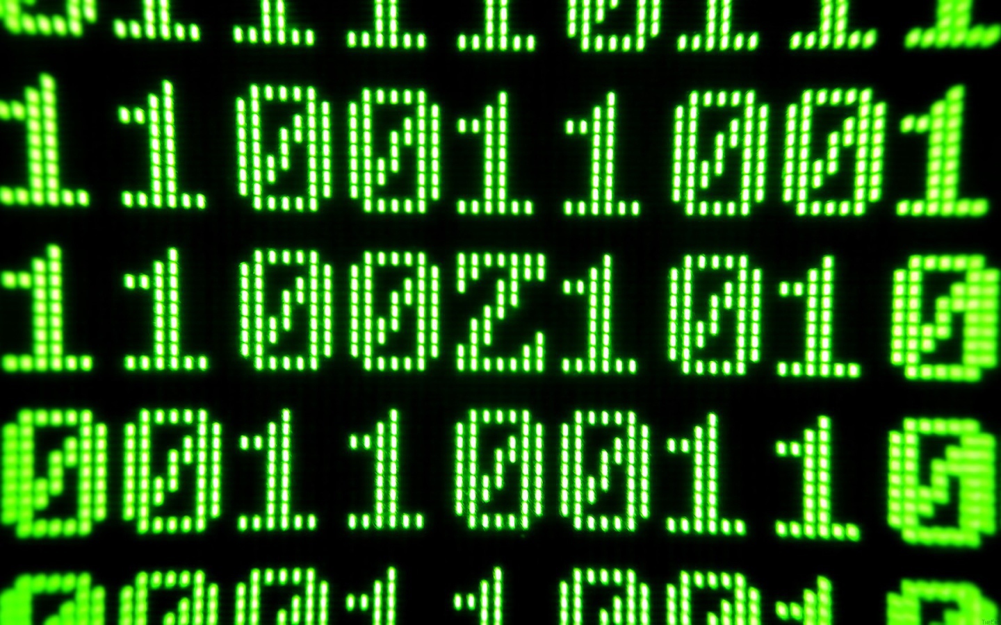 Зеленый бинарный код на черном фоне