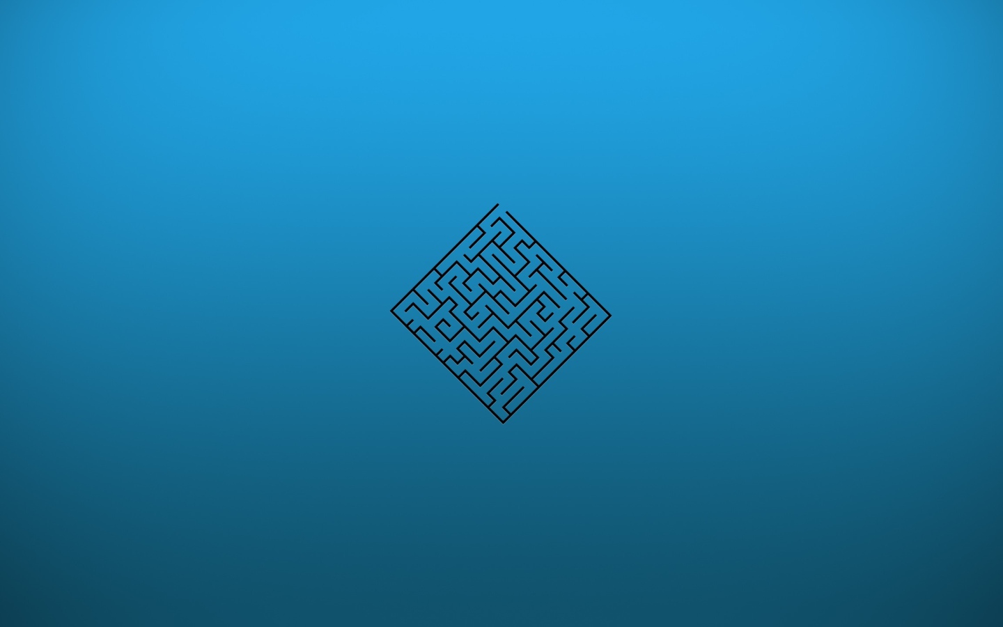 Лабиринт на голубом фоне