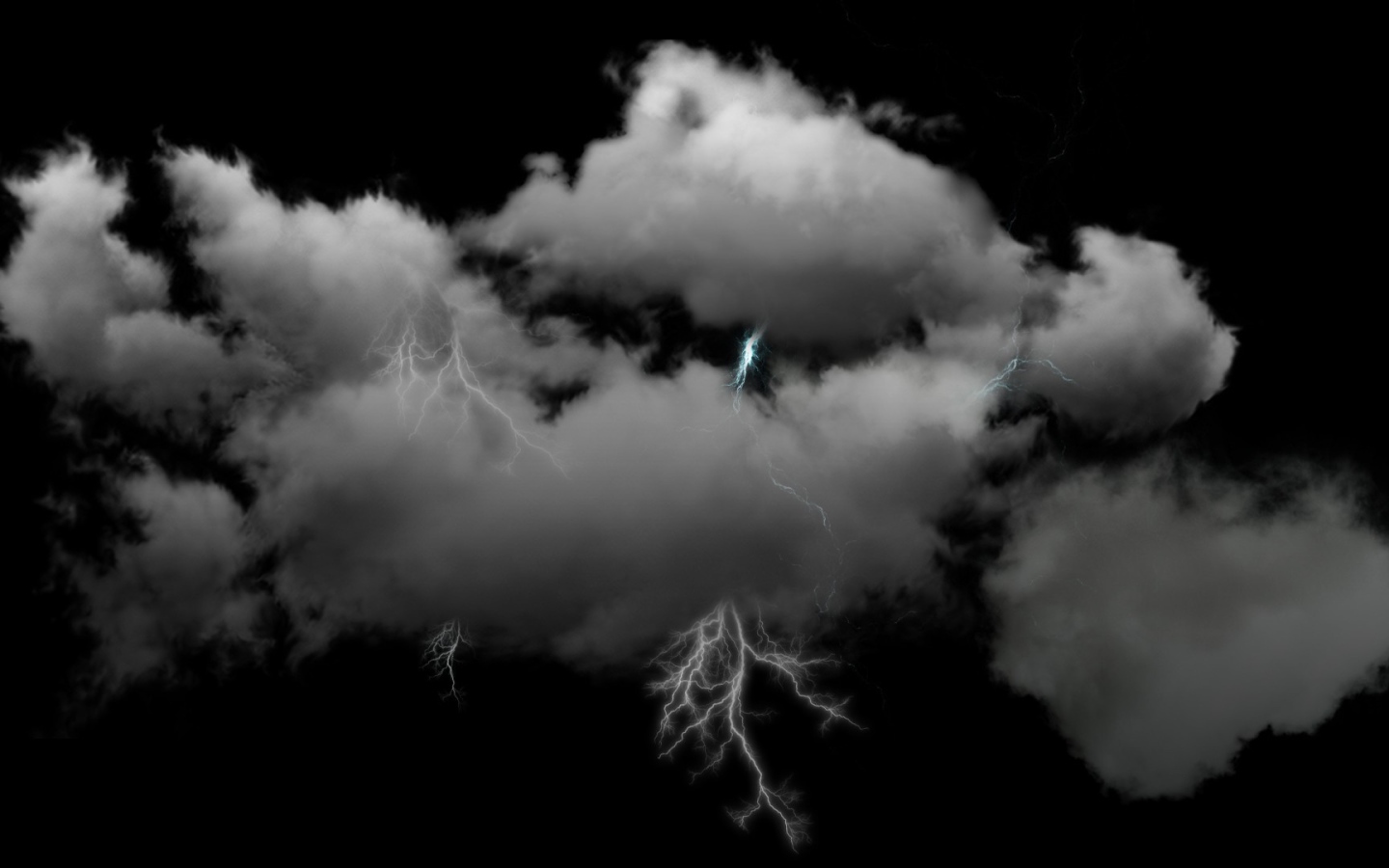 Молнии в пушистых белых облаках