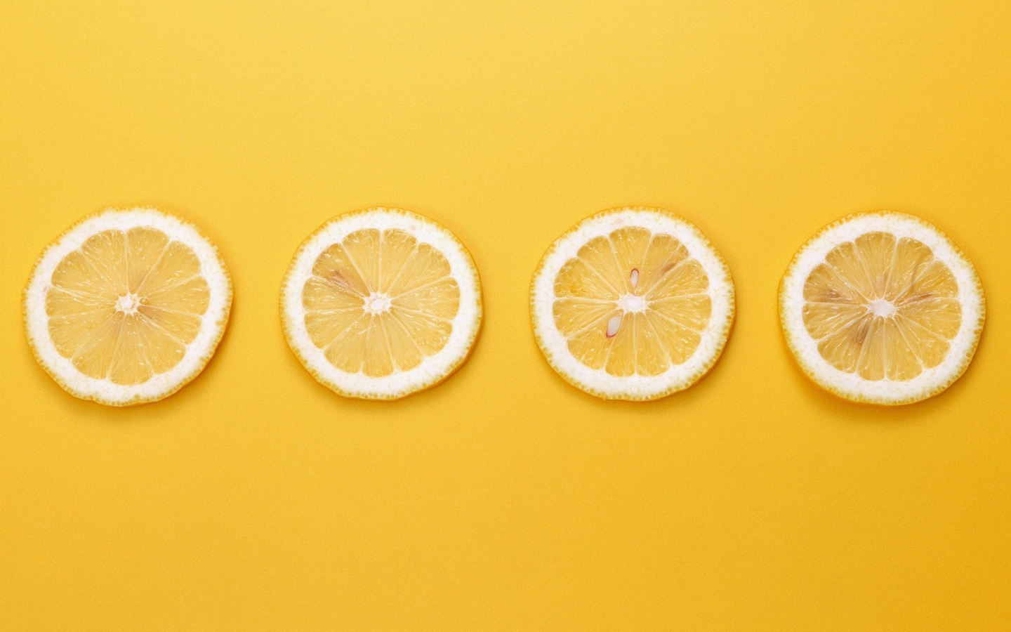 Кружки лимона, желтый фон