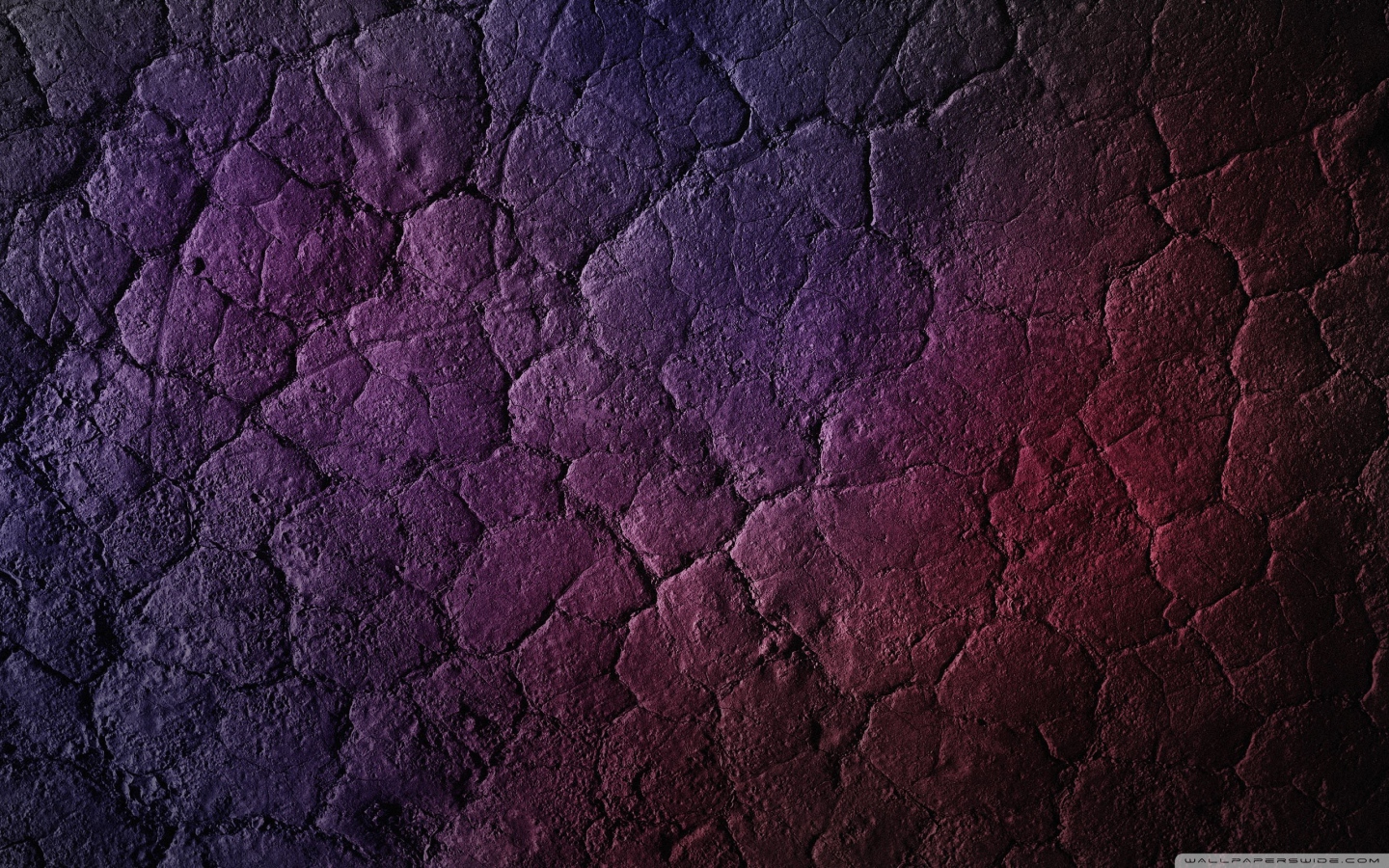 Фиолетово розовая сухая земля