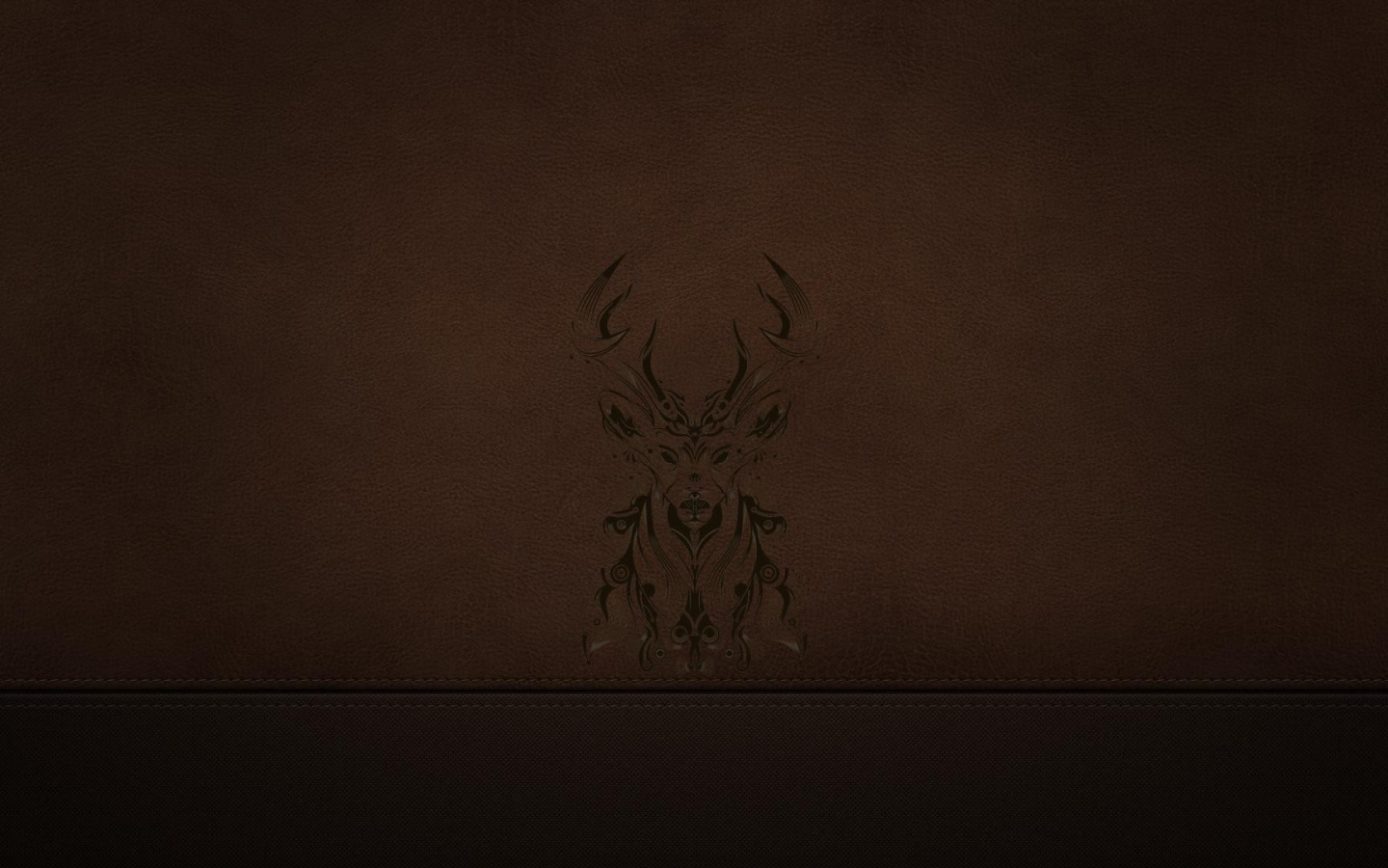 Силуэт оленя на коричневой коже