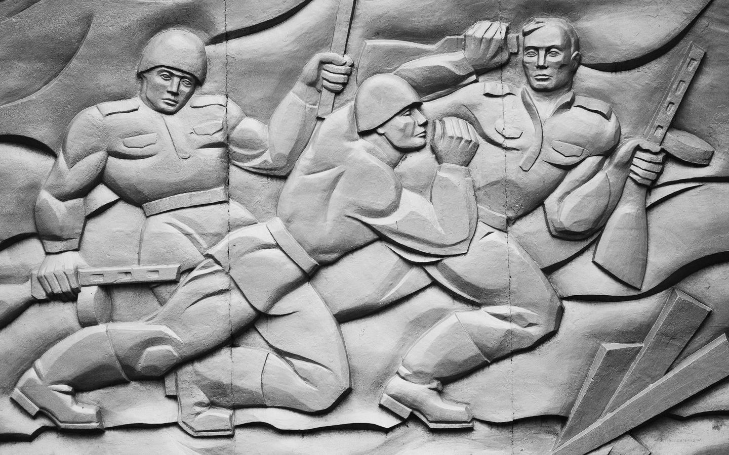 Барельеф с солдатами Второй мировой войны
