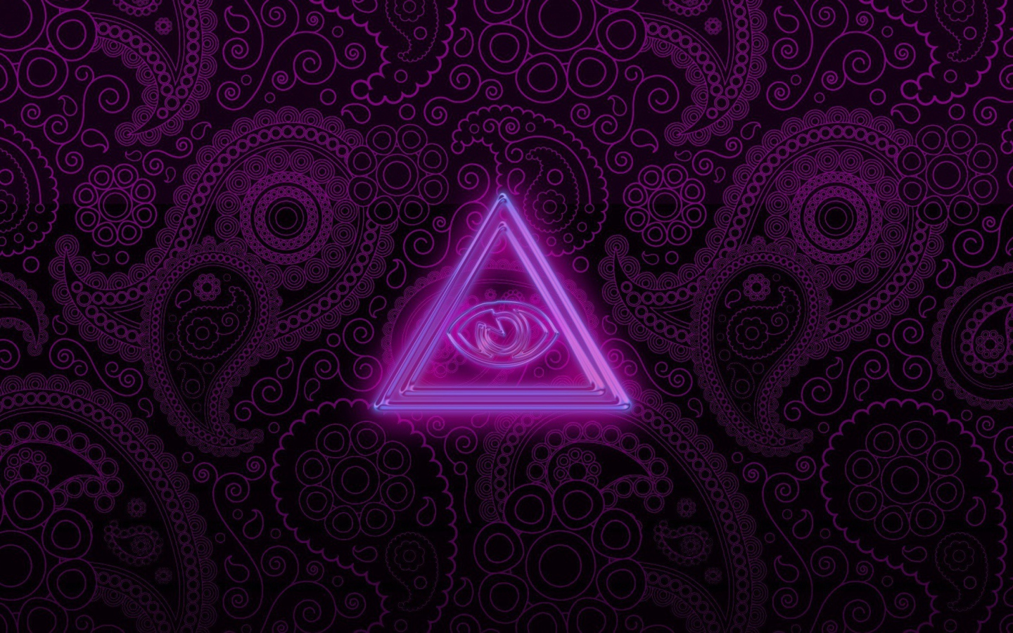 Треугольник на фиолетовом фоне