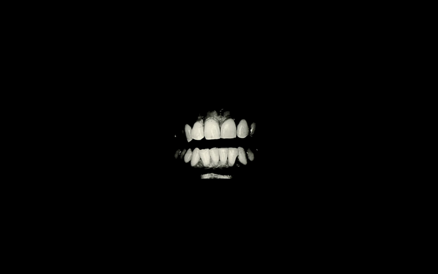 Рот черного цвета