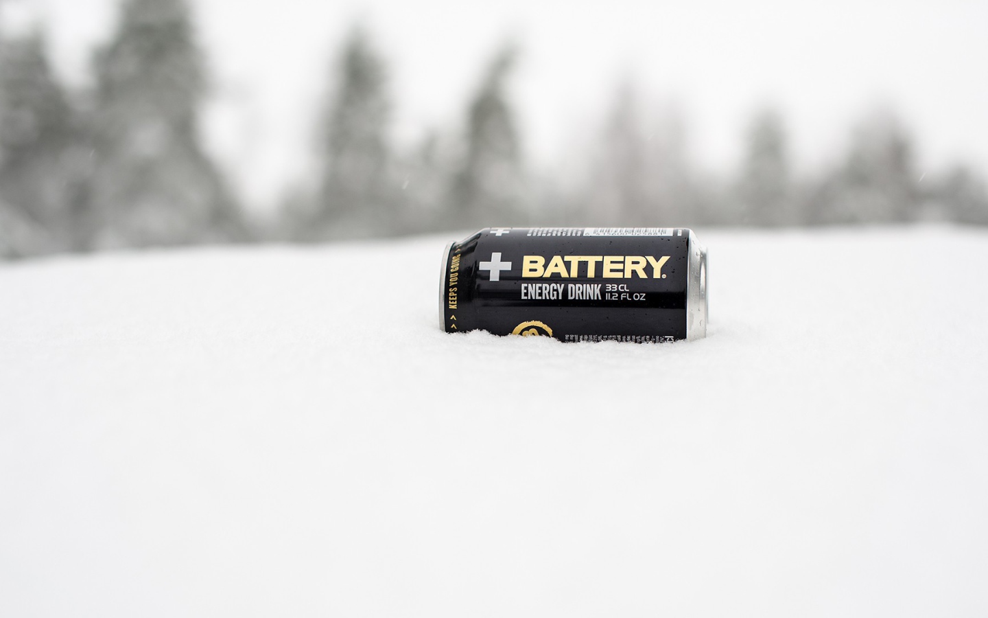 Банка энергетика на снегу