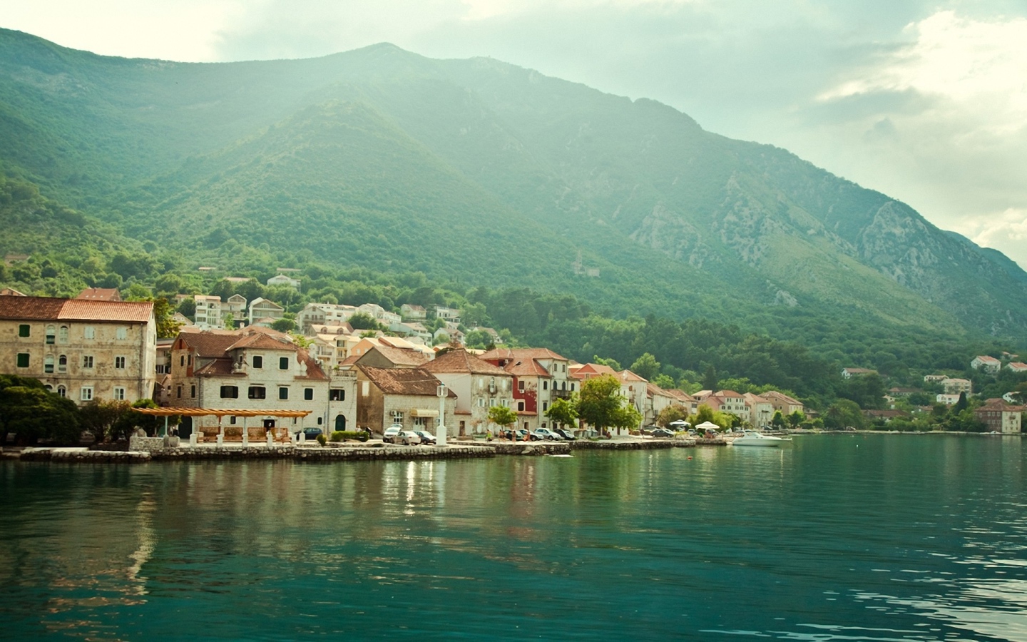 Небольшой старинный город на берегу у подножия горы