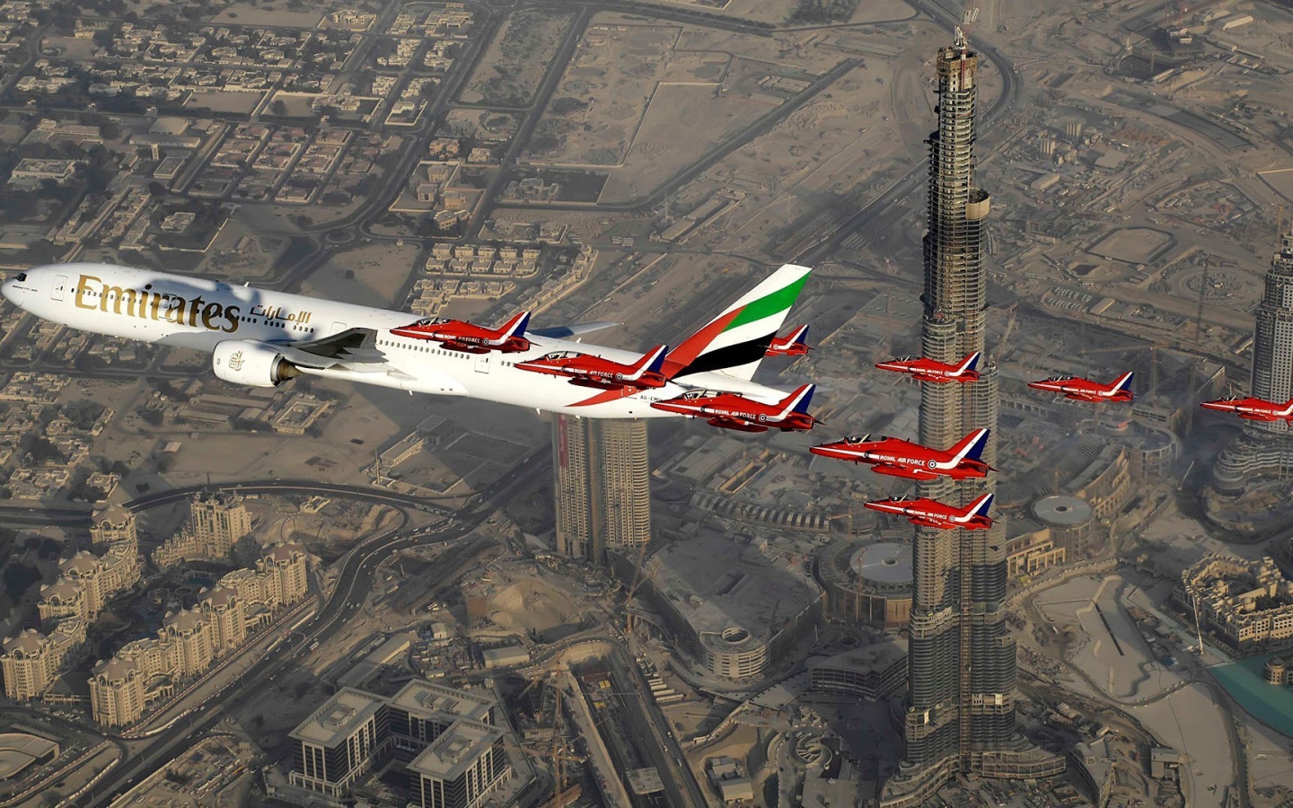Самолеты над небоскребами в Дубаи