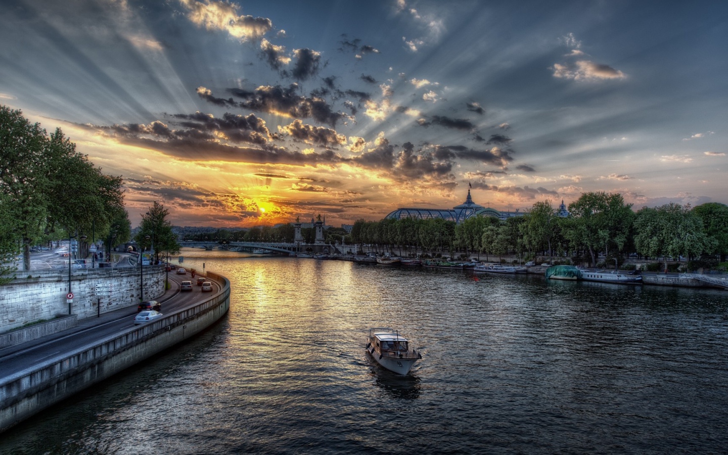 Лодка посреди реки в городе, фото HDR