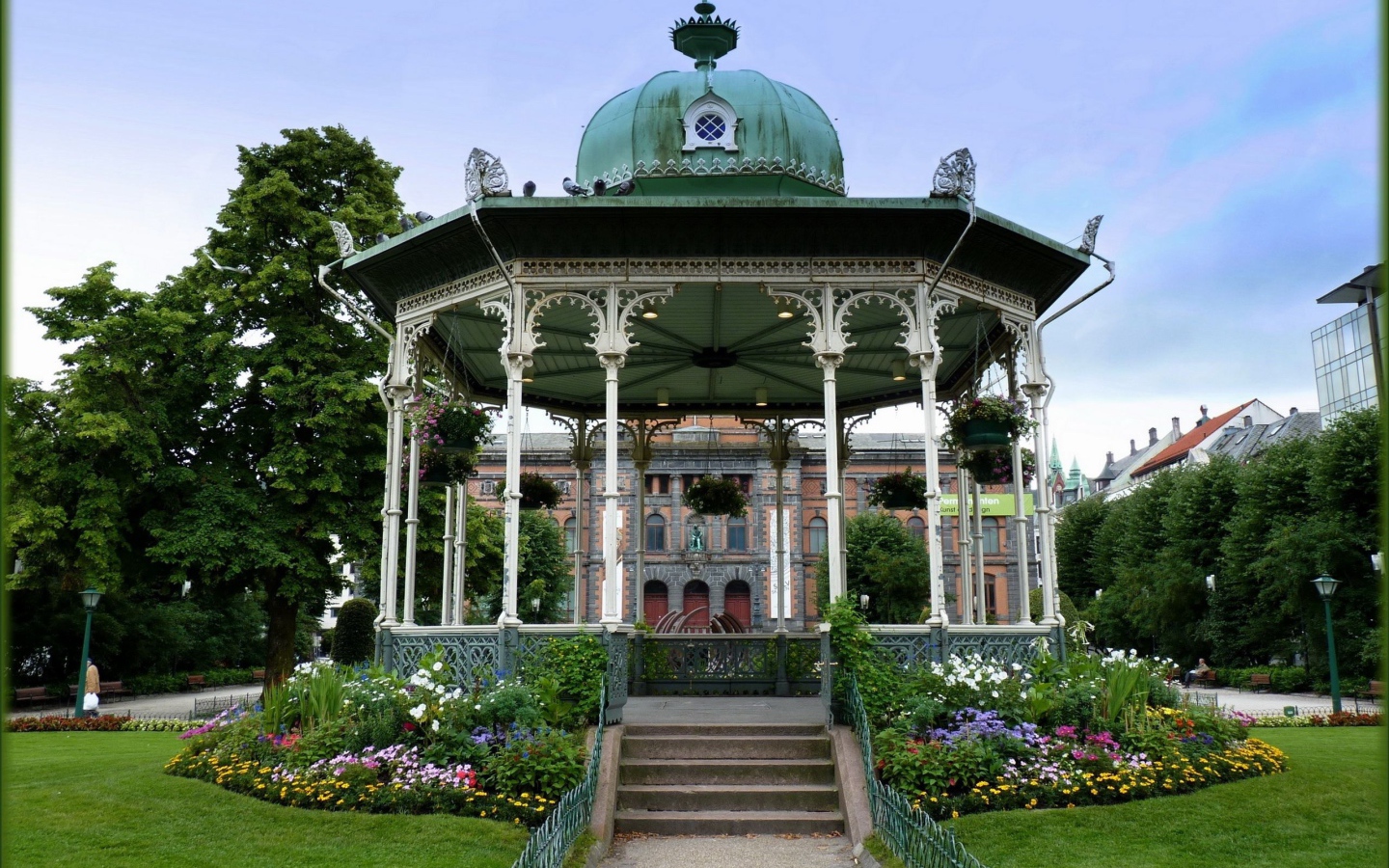 Резная деревянная беседка в парке