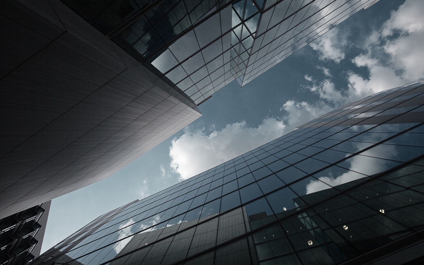 Облака отражаются в небоскребах