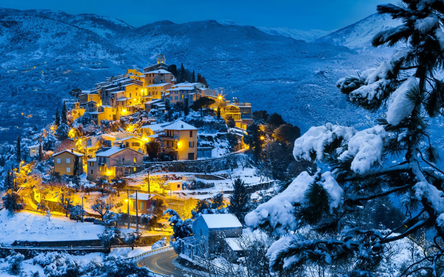 Европейский городок на холме